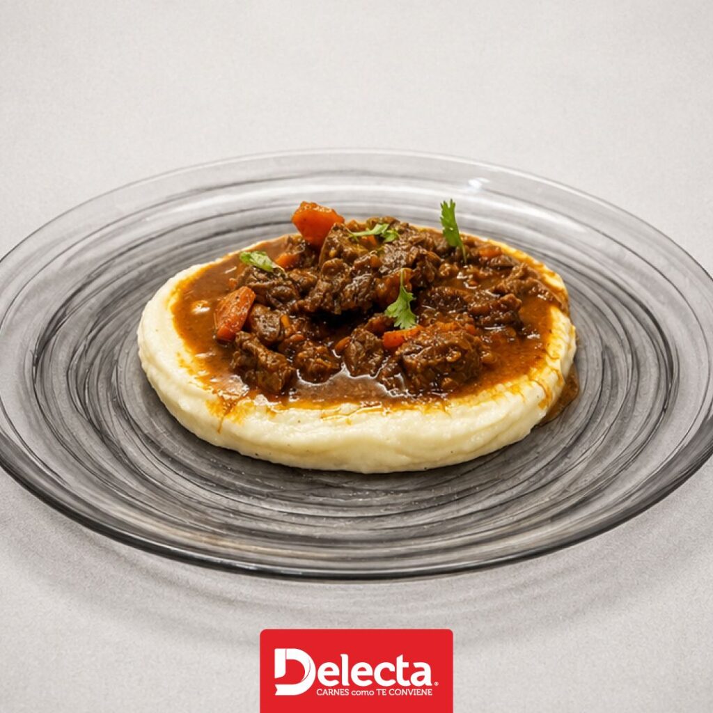 Goulash de res Delecta y puré de papa