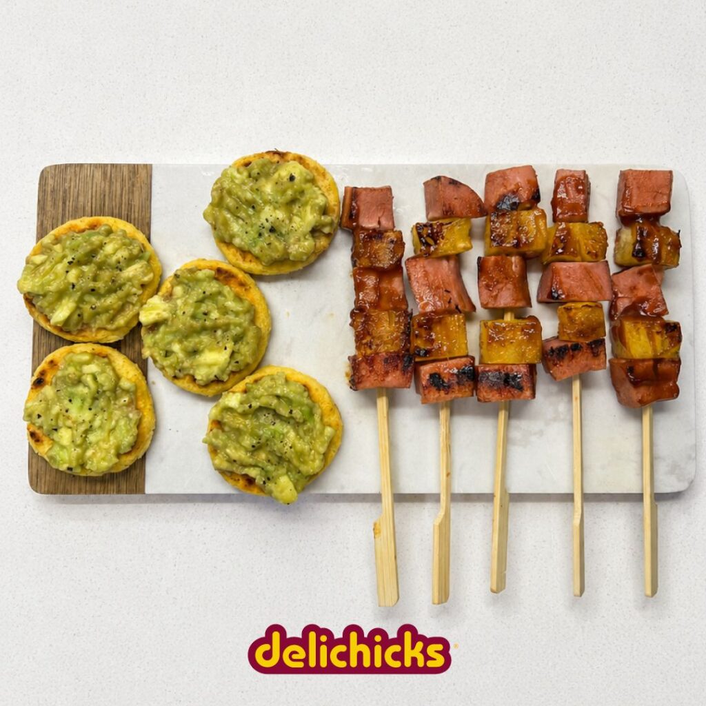 Pinchos de salchichón y piña