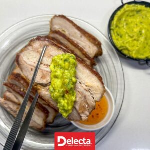 Panceta de cerdo con guacamole y miel picante