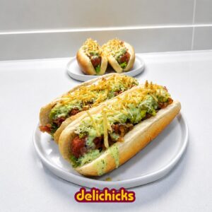 Perritos calientes con guacamole y cebolla caramelizada